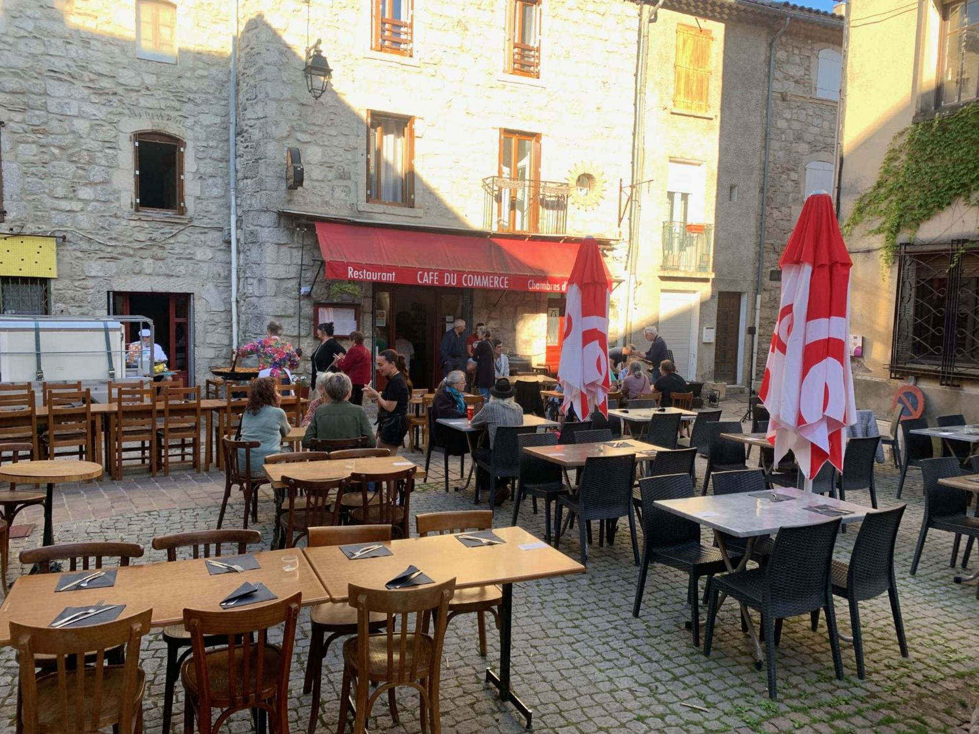 Cafe Du Commerce Genolhac Luaran gambar