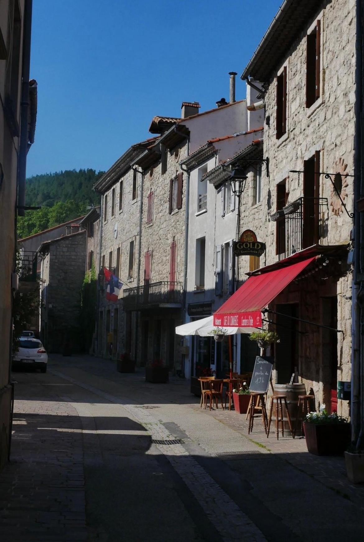 Cafe Du Commerce Genolhac Luaran gambar